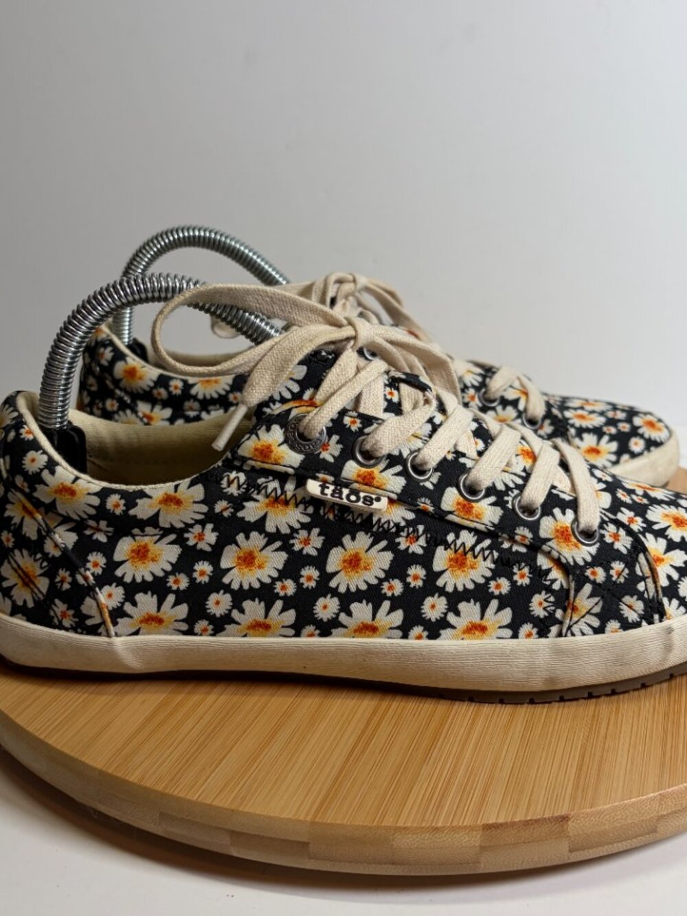 Taos Women 9 White Daisy Floral Star Sneaker Low Profile Lace Up Casual Boho - Picture 4 of 9